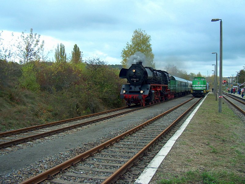 IGE Werrabahn 41 1144-9 mit dem Lr 74611 aus Freyburg, am 25.10.2009 bei der Einfahrt in Karsdorf. Die Lok stand uns dann beim 4. Dampflokfest f�r F�hrerstandsmitfahrten zur Verf�gung.