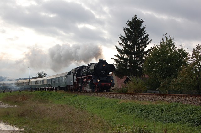 IGE Werrabahn 41 1144-9 mit dem RE 16591  Rotk�ppchen-Express II  von Eisenach nach Freyburg, am 25.10.2009 bei der Durchfahrt in Ro�bach. (Foto: dampflok015)
