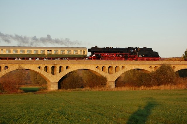 IGE Werrabahn 41 1144-9 mit dem Lr 74612 von Karsdorf nach Freyburg, am 25.10.2009 auf dem Unstruthochwasserviadukt bei Kirchscheidungen. (Foto: dampflok015)