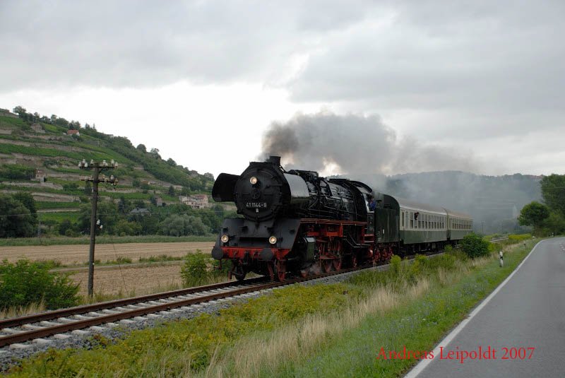 IGE Werrabahn 41 1144-9 mit dem leeren  Rotk�ppchen-Express I  bei Balgst�dt. Der Zug fuhr von Freyburg weiter zum abstellen nach Karsdorf; 28.07.2007 (Foto: Andreas Leipoldt) 