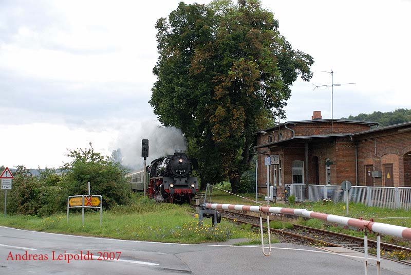 IGE Werrabahn 41 1144-9 mit dem  Rotk�ppchen-Express I  von Eisenach nach Freyburg, am 28.07.2007 bei der Durchfahrt in Kleinjena. (Foto: Andreas Leipoldt)
