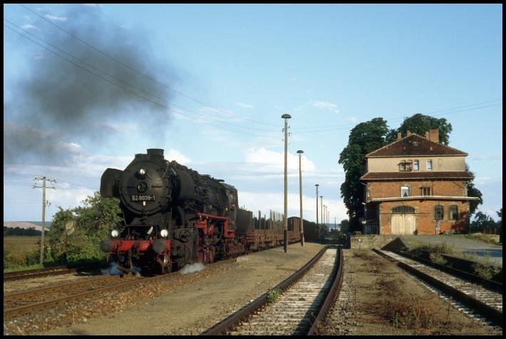 IGE Werrabahn 52 8039-1 am 25.08.1996 mit einem Fotog�terzug von Artern nach Sondershausen, bei der Durchfahrt in Donndorf. (Foto: Steffen Tautz)