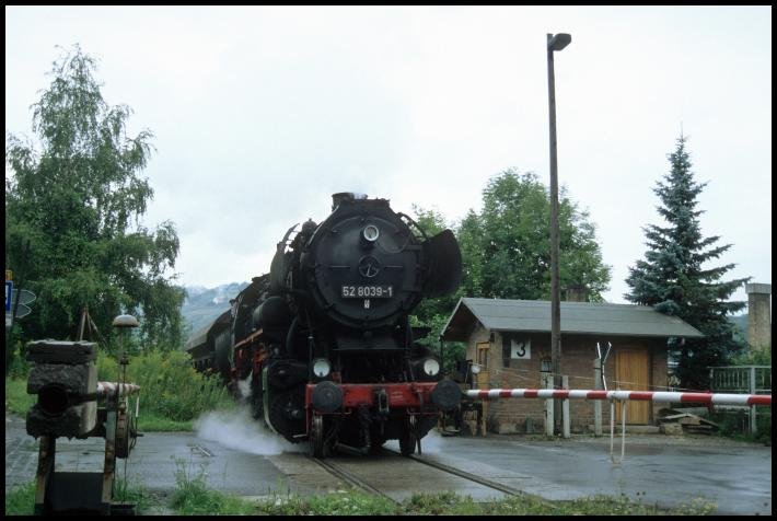 IGE Werrabahn 52 8039-1 am 24.08.1996 mit einem Fotog�terzug aus Sondershausen, am Posten 3 in Freyburg. Von Freyburg fuhr der Zug durch das Unstruttal zur�ck nach Artern. (Foto: Steffen Tautz)