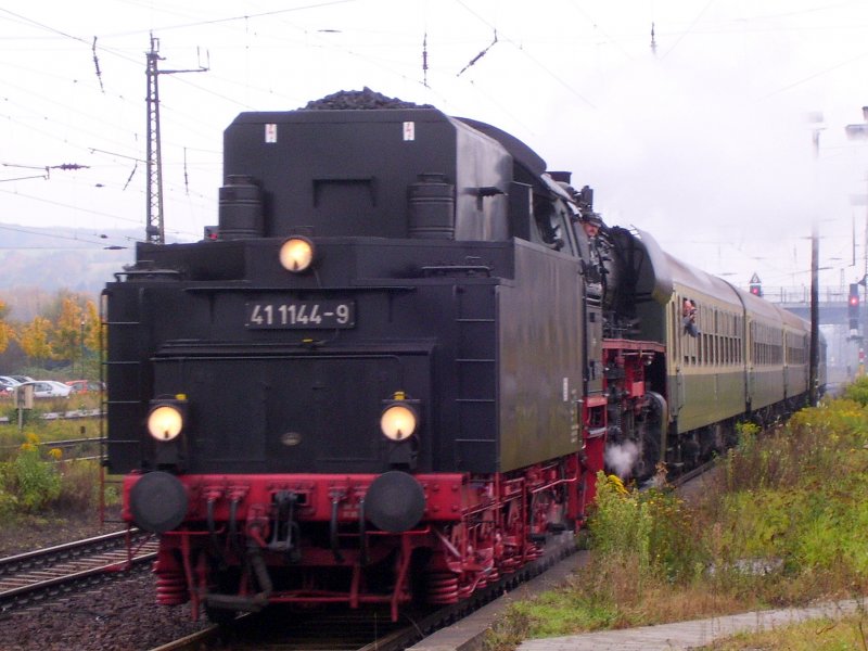 IGE Werrabahn Eisenach 41 1144-9 mit dem RE 16280  ROTK�PPCHEN-EXPRESS  von Eisenach nach Freyburg, bei der Einfahrt in Naumburg Hbf; 21.10.2007