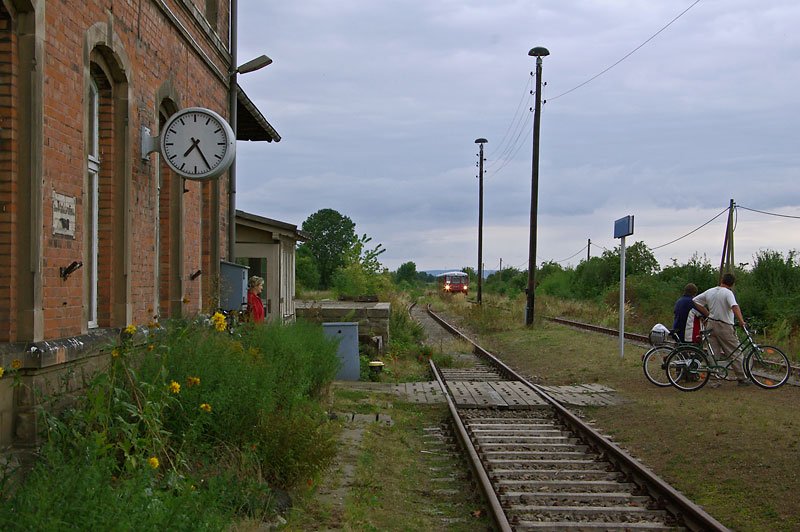 Im Bf Donndorf wird der Sonderzug schon erwartet und dankend angenommen; 06.09.2008 (Foto: Volker Blees) 
