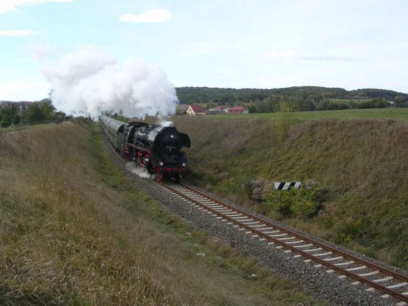 Im Jahre 2008 fuhr erstmals auch ein  Rotk�ppchen-Express  �ber Teuchern. Hier durchf�hrt der Zug Wethau. Seit der Einstellung das Personenverkehrs an Sa/So war dies auch das einzige Zugpaar  welches die Strecke zwischen Naumburg-Ost und Teuchern am gesamten Wochenende befuhr.