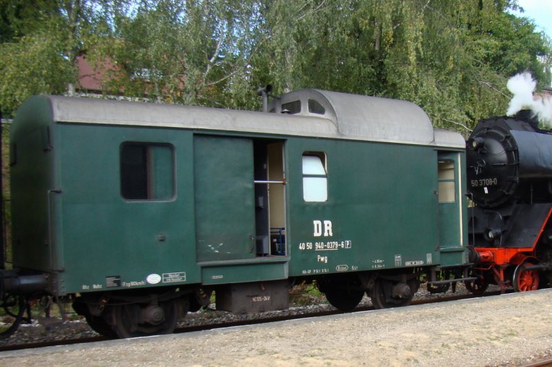 Im Winzerfestsonderzug aus Sch�nebeck war auch der wundersch�ne Gep�ckwagen mit der Nummer DR 40 50 940-0379-6 Pwg vom Traditions-Bw Stassfurt eingereiht. Hier im Bf Freyburg; 14.09.2008 (Foto: G�nther G�bel) 