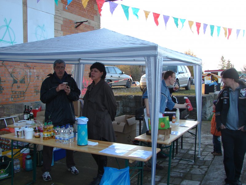 Imbissstand mit den flei�igen Helfern im Bf Karsdorf; 25.10.2009 (Foto: Dieter Thomas)