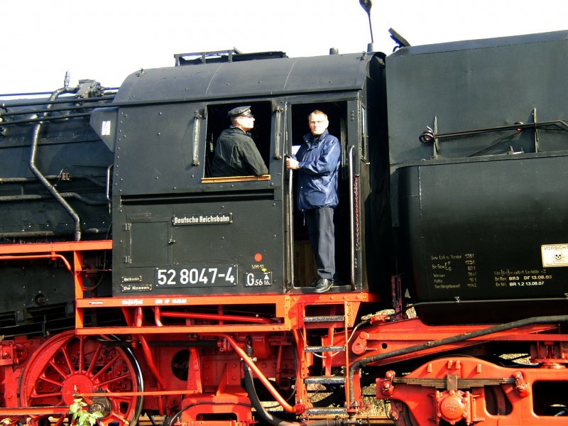 In Karsdorf wird Wasser genommen (danke den Kameraden der FFw!). Unser Lotse Hans Grau pausiert mit Lok und Mannschaft. Danke f�r seinen selbstlosen Einsatz; 18.10.2008