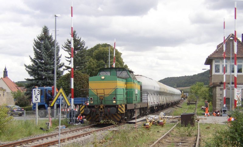 InfraLeuna 133 (98 80 3293 906-4 D-LEUNA) passiert, trotz ge�ffneter Schranken aber auf schriftlichen Fahrtbefehl, mit einem Zementkesselwagen-Leerzug nach Karsdorf die Baustelle am Bahn�bergang in Laucha; 28.08.2007 (Foto: Klaus Pollm�cher)