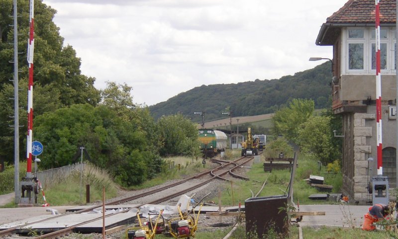 InfraLeuna 133 darf trotz Bauarbeiten am B� in Laucha mit ihrem Kesselwagenleerzug auf schriftlichen Fahrtbefehl in das Baugleis einfahren. Signal zeigt HALT und die Schranken bleiben ge�ffnet; 28.08.2007 (Foto: Klaus Pollm�cher)
