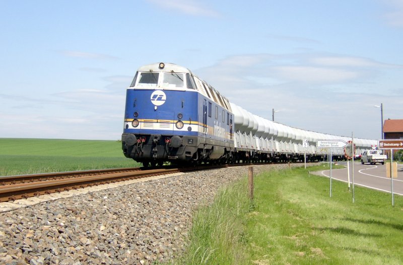 InfraLeuna 204 hat einen beladenen Zementzug aus Karsdorf am Haken (polnische Vierachser) und passiert in K�rze das Einfahrtsignal des Bahnhofes Laucha; 19.05.2007 (Foto: Klaus Pollm�cher)
