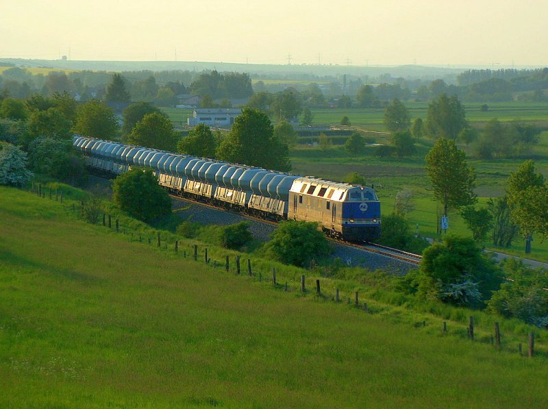 InfraLeuna 204 mit dem DGS 94496 vom Zementwerk Karsdorf nach Rostock Seehafen, am 13.05.2008 bei Laucha (Unstrut).