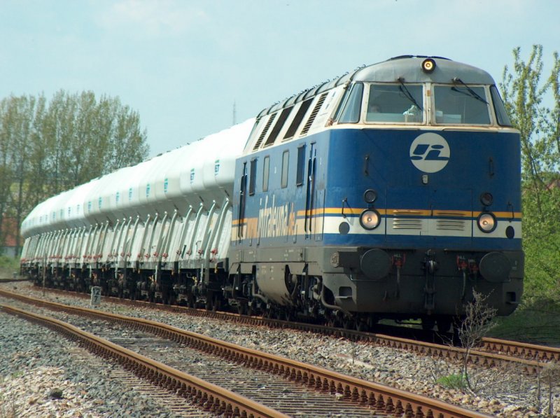 InfraLeuna 204 mit einem Zementzug Richtung Naumburg, beim Kreuzungshalt im Bf Laucha; 30.04.2008