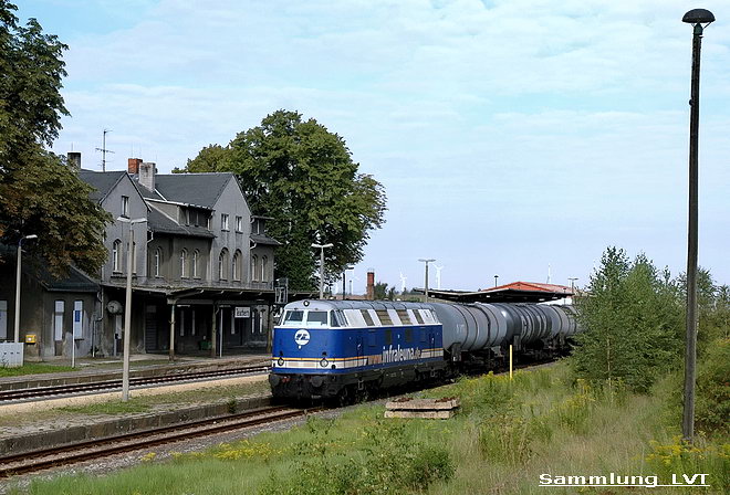 InfraLeuna 205 mit einem Kesselwagenzug von Gro�korbetha Richtung Zeitz, am 19.08.2007 bei der Durchfahrt in Teuchern. (Foto: Helmut Sangmeister)