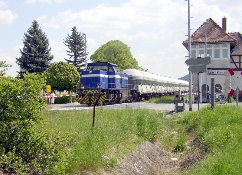 InfraLeuna 206 (275 806-8) mit leeren Zementkesselwagen nach Karsdorf, beim passieren des Stellwerks Lw in in Laucha; 07.06.2008 (Foto: Klaus Pollm�cher)