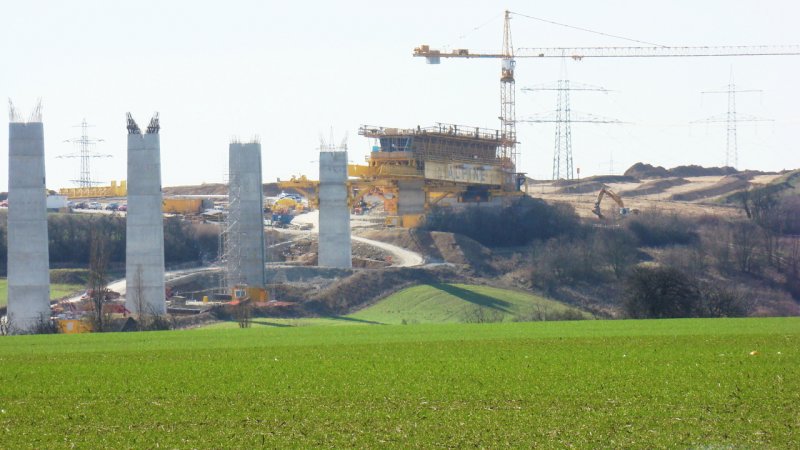 Irgendwann werden hier die ICE´s das Unstruttal und damit auch die Unstrutbahn bei Karsdorf �berqueren; 19.03.2009 (Foto: G�nther G�bel)