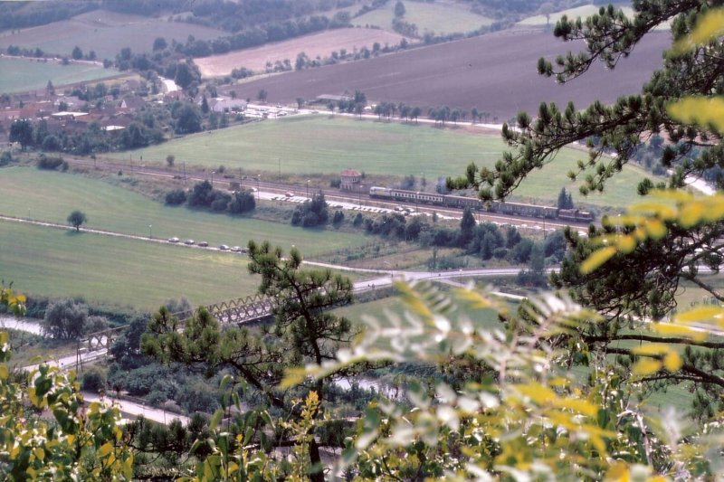 KEG 002 und eine unbekannte V100 mit einem zum Freyburger Winzerfest verkehrenden Personenzug von Nebra nach Naumburg Hbf, am 13.09.1997 in Freyburg. (Foto: Heinz-Helmut Heidenbluth, Sammlung: Rainer G�ttler)
