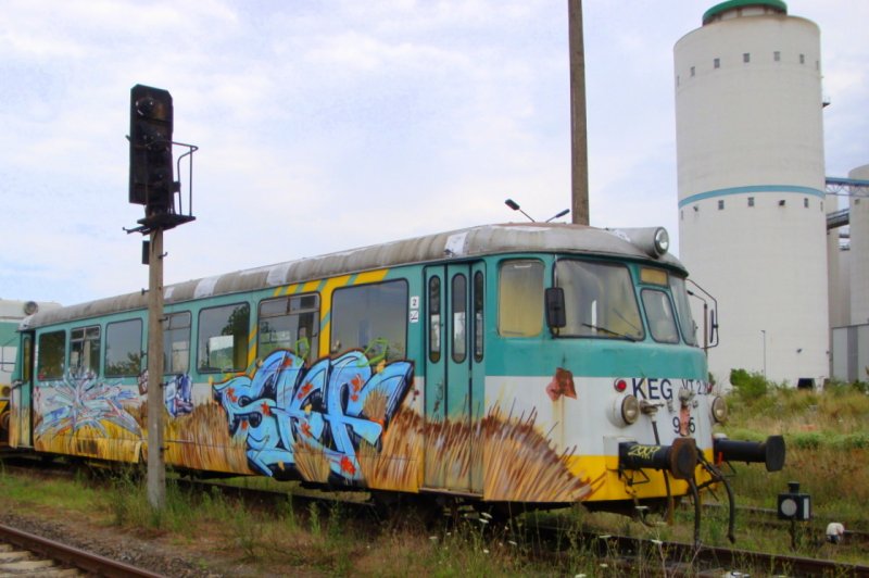 KEG 905 VT 2.20 ist nach langer Abewesenheit wieder in seiner Heimat Karsdorf augetaucht. Allerdings wurde er zwischenzeitlich durch eine  ungew�hnliche  Lackierung etwas verunstaltet; 23.07.2009 (Foto: G�nther G�bel)