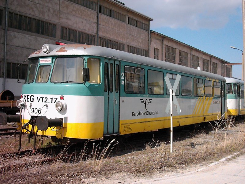 KEG 906 VT 2.17 abgestellt bei ARCO in Karsdorf; April 2006 (Foto: Martin Straubel)
