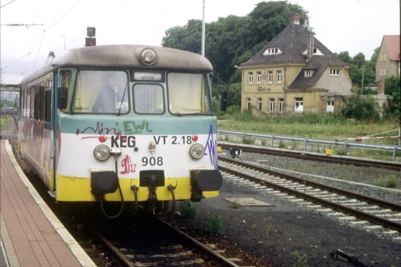 KEG 908 VT 2.18 als RB 96506 von Naumburg (Saale) Hbf nach der Ankunft im Bf Artern; 12.07.1998 (Foto: Wilhelm L�rick)