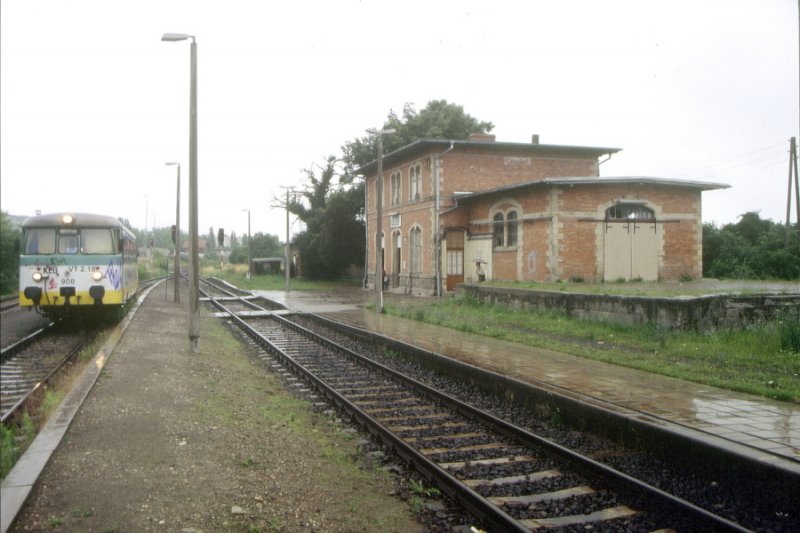 KEG 908 (VT 2.18) als RB 96506 von Naumburg Hbf Hbf nach Artern, am 12.07.1998 beim Halt in Karsdorf. (Foto: Wilhelm L�rick)
