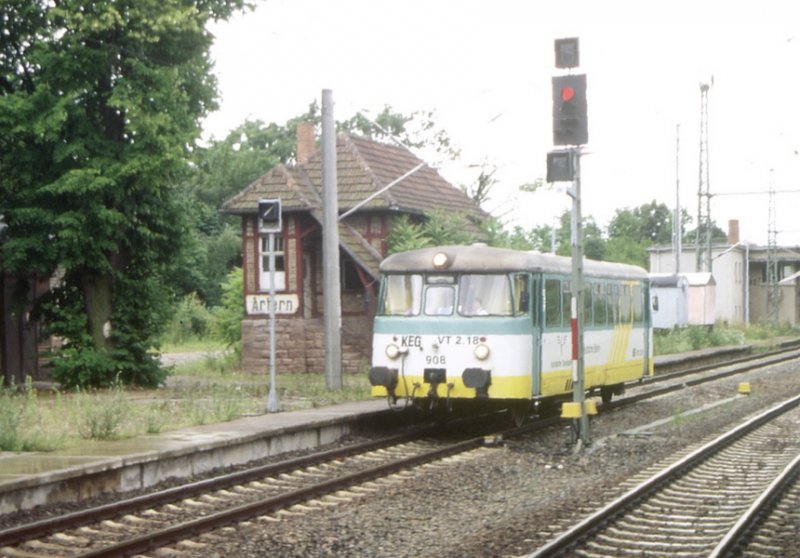 KEG 908 (VT 2.18) als RB 96510 aus Naumburg Hbf, bei der Einfahrt in Artern am 11.07.1998. (Foto: Wilhelm L�rick)