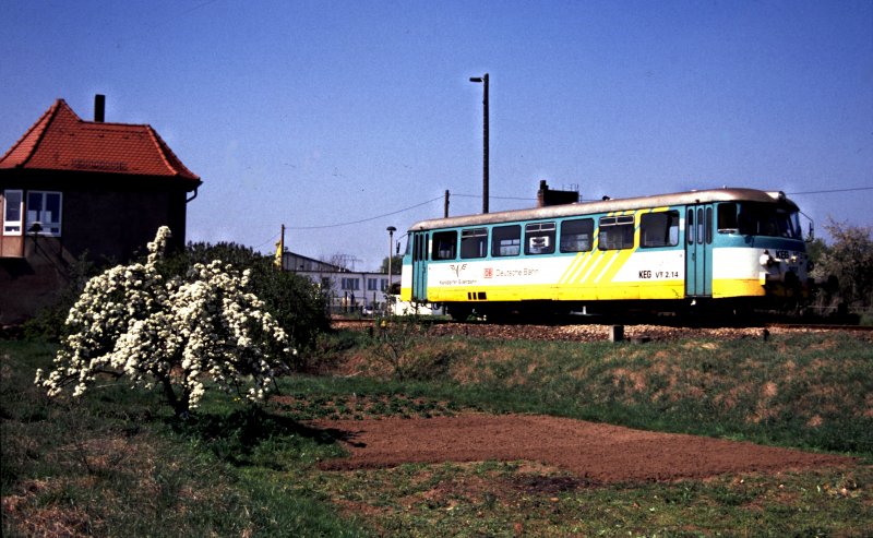 KEG VT 2.14 als RB nach Querfurt bei der Ausfahrt in Vitzenburg; 22.04.1998 (Foto: Uwe B�hme)