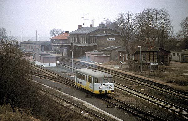 KEG VT 2.15 verl��t am 17.03.1996 als RB 15617 nach Naumburg Hbf den Bf Artern. (Foto: Ulrich Steuber)