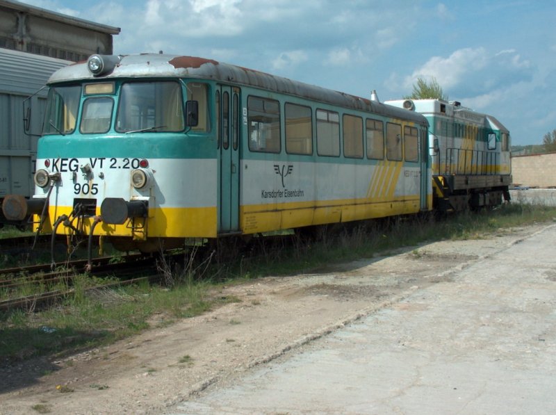 KEG VT 2.20 abgestellt im Zementwerk Karsdorf. Er war bis Mitte der 90iger im t�glichen Einsatz auf der Unstrutbahn; 30.04.2008