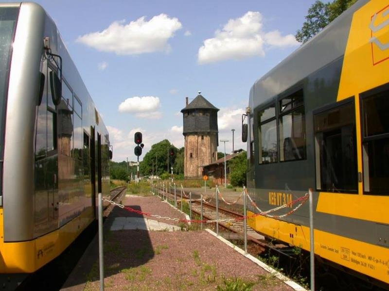 KEG VT 3.08 + VT 3.14 im Bf Nebra. Im Hintergrund sieht man den alten Wasserturm; 24.06.2002 (Foto: Herbert Graf)