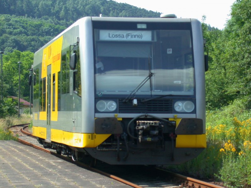 KEG VT 3.08 als RB nach Naumburg (Saale) Hbf bei der Einfahrt in Nebra. In der Zugzielanzeige steht irrt�mlicherweise  Lossa (Finne) . Die KEG hatte vor auch die ehemalige Finnebahn nach Lossa wieder zubetreiben. Dazu ist es leider aber nie gekommen; 24.06.2002 (Foto: Herbert Graf)