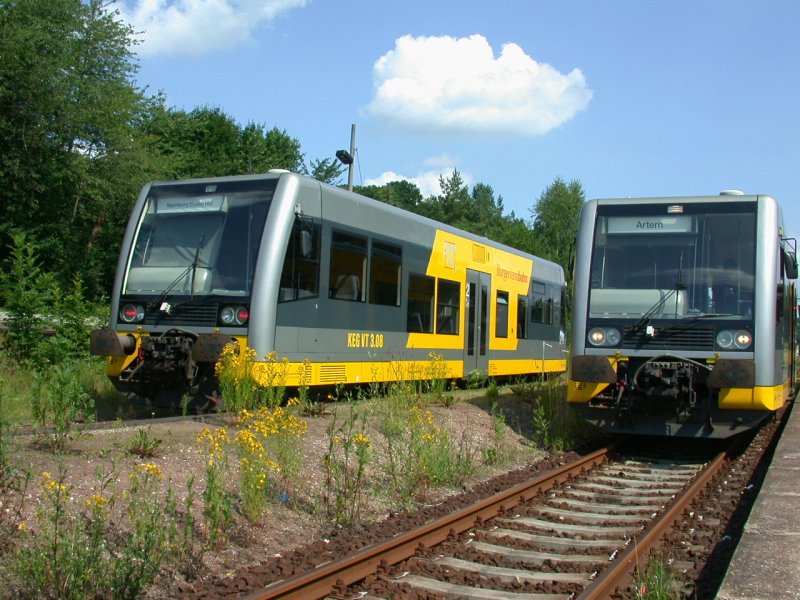 KEG VT 3.08 als RB nach Naumburg (Saale) Hbf und KEG VT 3.14 als RB nach Artern im Bf Nebra; 24.06.2002 (Foto: Herbert Graf)