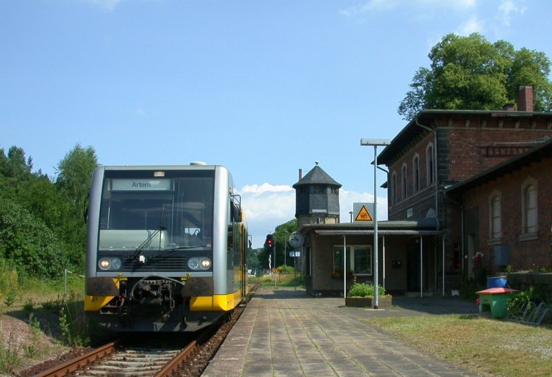 KEG VT 3.14 als RB nach Artern beim Halt im Bf Nebra; 24.06.2002 (Foto: Herbert Graf)