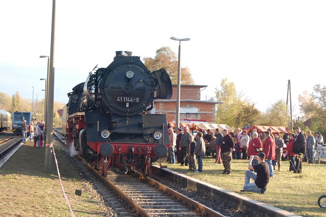 Kurz vor der abendlichen R�ckfahrt setzt die 41er im Bf Karsdorf um, damit sie den Leerzug zur�ck nach Freyburg bringen kann; 25.10.2009 (Foto: dampflok015)
