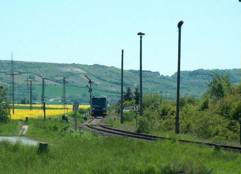 Kurz vor dem Bf Vitzenburg kann man drei M�glichkeiten �ber den Erhaltungszustand der Beleuchtungskandelaber sehen; 10.05.2008