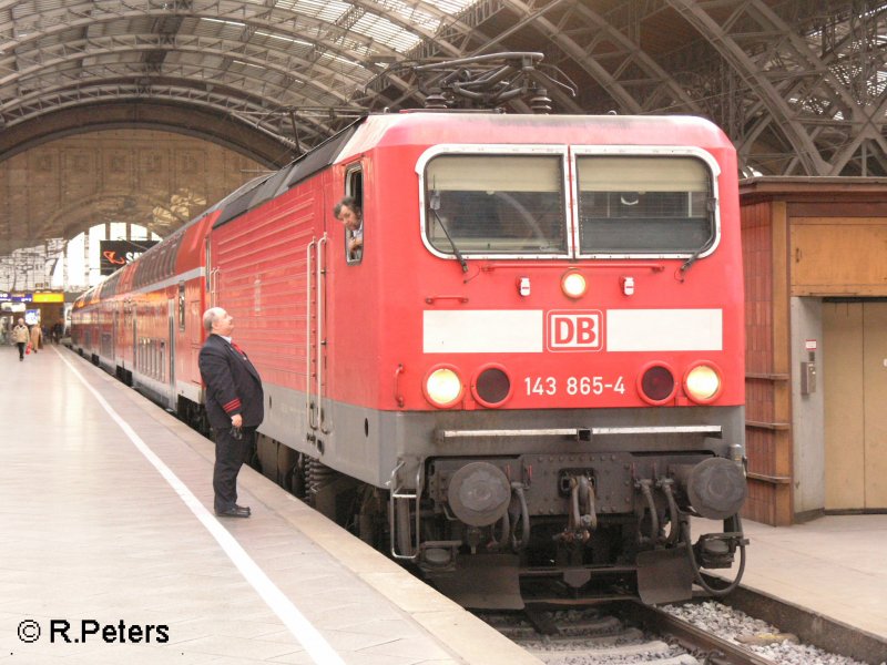 Kurzer plausch unter Kollegen bevor 143 865-4 wieder zurck fhrt. Leipzig HBF 02.02.08