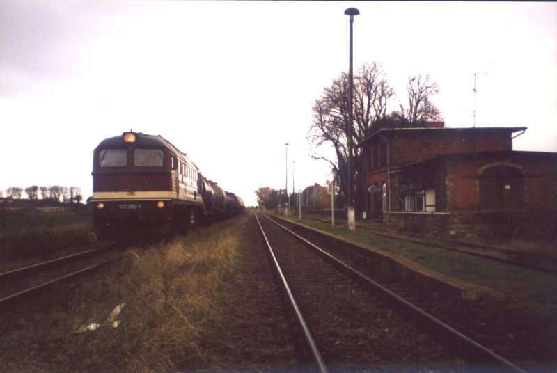LEG 120 295-1 mit einem Fotog�terzug von Nebra nach Sta�furt, am 12.11.2006 im Bahnhof Gehofen.  (Foto: Winfried Schrepper)