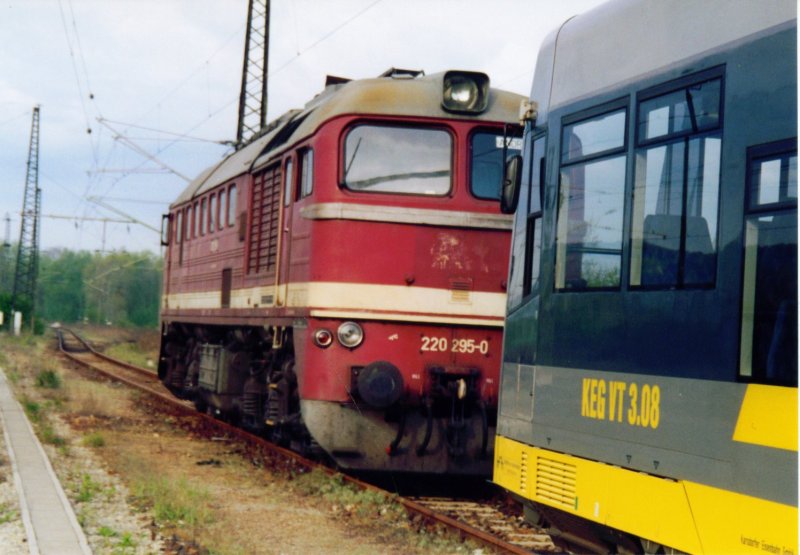 LEG 220 295-0 + KEG VT 3.08 auf dem Gel�nde der ehemaligen Wagenw�sche in Naumburg (Saale) Hbf; 2004 (Foto: Hans Grau)
