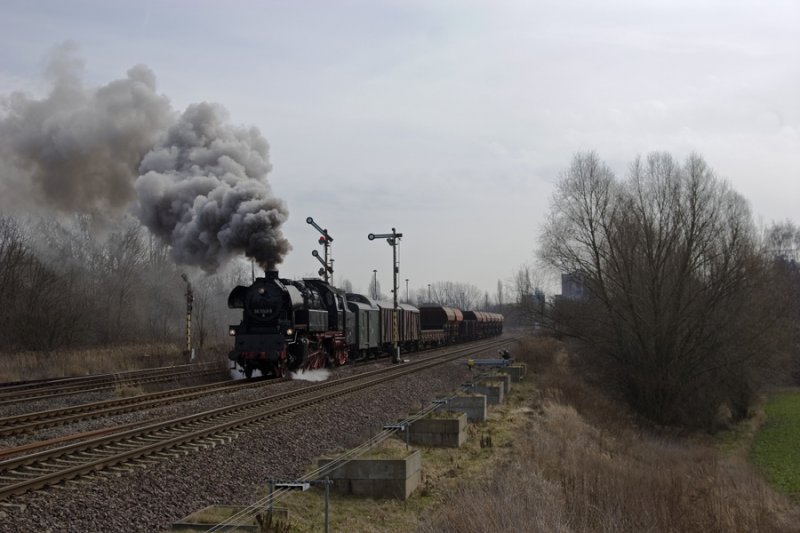 LEG 65 1049-9 mit einem Fotog�terzug von Gera nach Camburg, am 14.03.2009 bei der Ausfahrt in Deuben. (Foto: Falk Opelt)