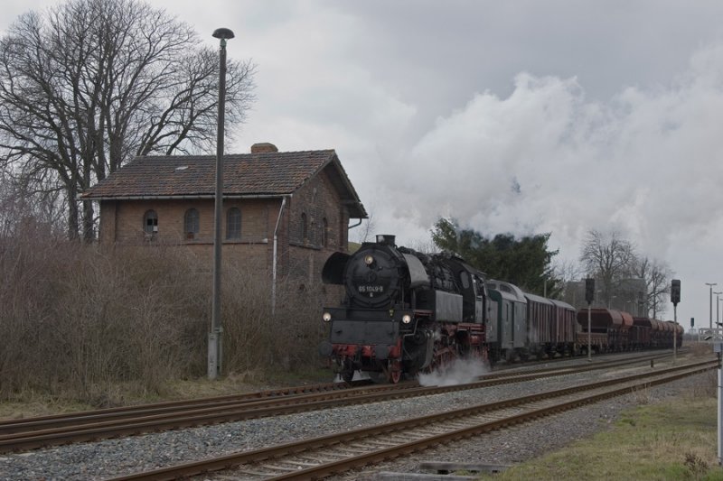 LEG 65 1049-9 mit einem Fotog�terzug von Camburg nach Gera, am 14.03.2009 bei der Ausfahrt in Teuchern. (Foto: Falk Opelt)
