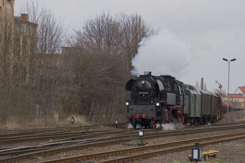 LEG 65 1049-9 mit einem Fotog�terzug von Camburg nach Gera, am 14.03.2009 bei der Ausahrt in Zeitz. (Foto: Falk Opelt)