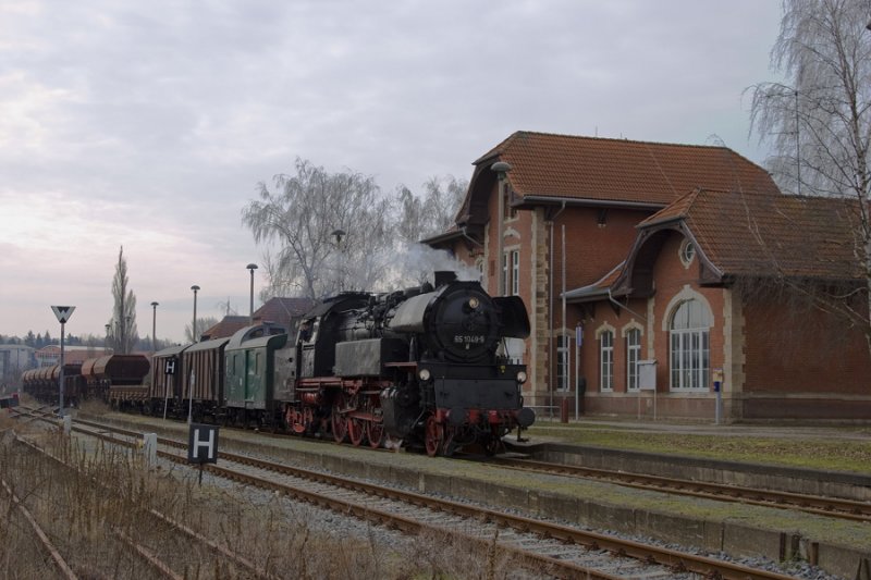 LEG 65 1049-9 mit einem Fotog�terzug von Gera nach Camburg, am 14.03.2009 beim Betriebshalt in Naumburg Ost. (Foto: Falk Opelt)