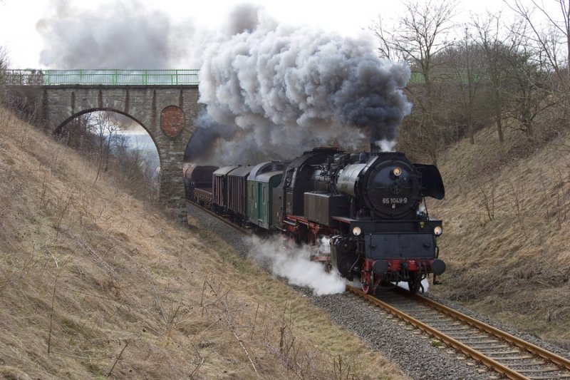LEG 65 1049-9 mit einem Fotog�terzug von Gera nach Camburg, am 14.03.2009 auf der Steigung bei Wethau. (Foto: Falk Opelt)