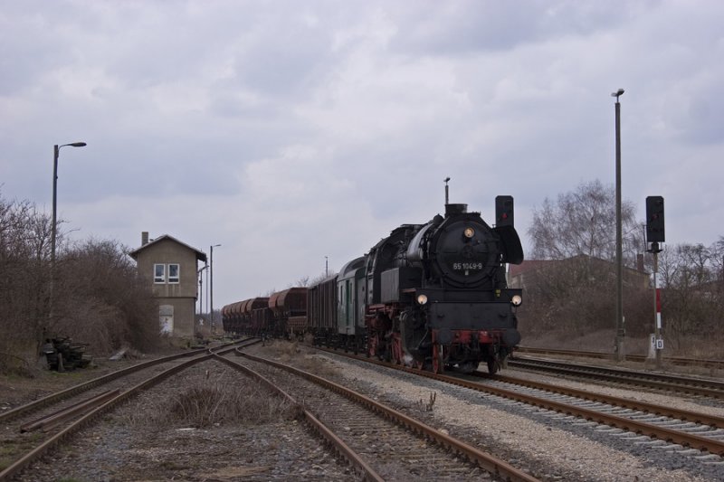 LEG 65 1049-9 mit einem Fotog�terzug von Camburg nach Gera, am 14.03.2009 im Bf Teuchern. (Foto: Falk Opelt)