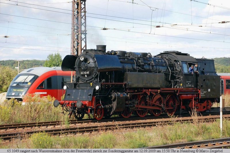 LEG 65 1049 rangiert nach der Wasseraufnahme durch die Feuerwehr Naumburg zur�ck an ihre Wagengarnitur, Naumburg (S) Hbf; 12.09.2009 (Foto: Marco Zergiebel)