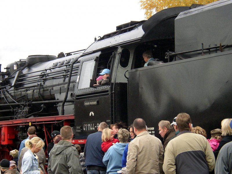 Leider mussten die Besucher (auch die vielen Kinder!) auf die seit 2 Jahren beliebten F�hrerstandsmitfahrten verzichten, da diese 4 Tage vor der Veranstaltung von einem Mitarbeiter der DB untersagt wurden; Karsdorf, 26.10.2008