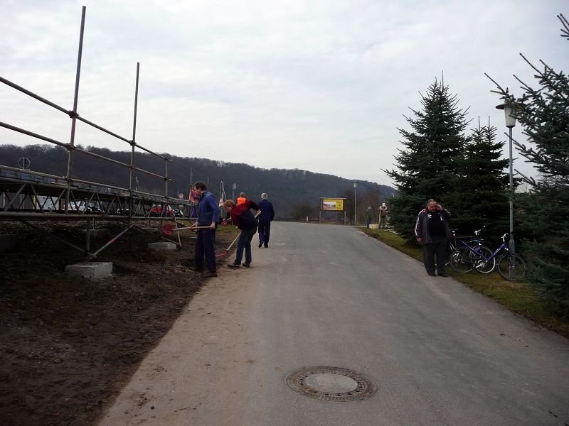 Links: Arbeit mit der Hand, Rechts: Arbeit mit dem Kopf. Unsere Mitglieder erg�nzen sich hervorragend und helfen aktiv beim Bau des Hp Wangen mit; 14.03.2009 (Foto: Ralf Kuke)