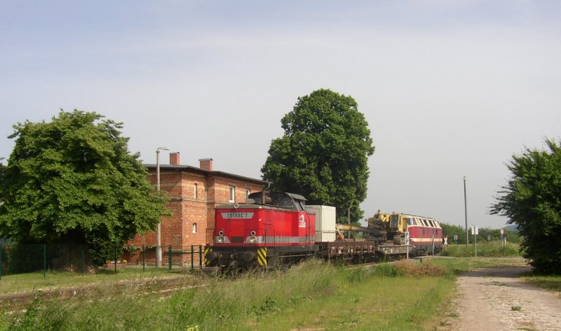 LOTRAC 7 + ARCO 5250.05-5 sind in Kirchscheidungen mit einer Waggonramme der Balfour Beatty Rail GmbH unterwegs nach Karsdorf; 27.05.2008 (Foto: Klaus Pollm�cher)