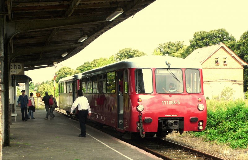 Marian als Schaffner mit gro�en und kleinen Fahrg�sten beim Halt in Bf Laucha; 12.07.2009 (Foto: Dieter Thomas)